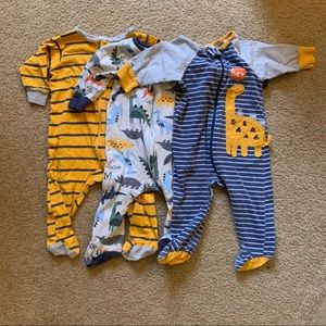 3 Dino sleep and play set.